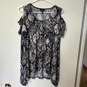 🎉4/30$🎉 Jones New York (L) Black and Cream Snake Print Top